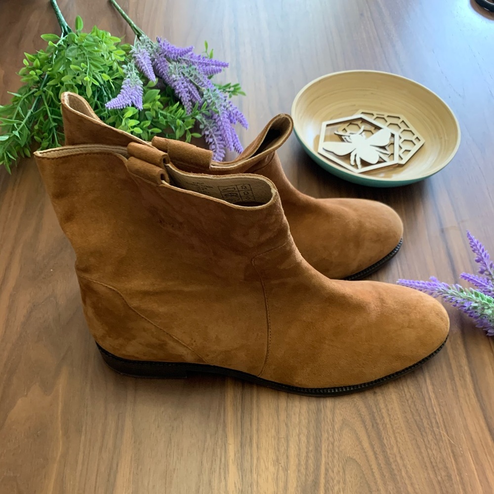 Lands End suede pull on booties